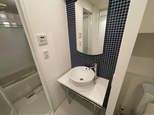 洗面設備　明るい洗面所です