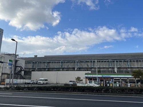 コンビニ　ファミリーマート 島屋三丁目店（コンビニ）まで1235m