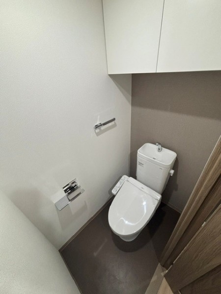 トイレ　落ち着いた色調のトイレです