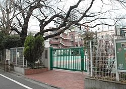 小学校　新宿区立市谷小学校（小学校）まで1273m