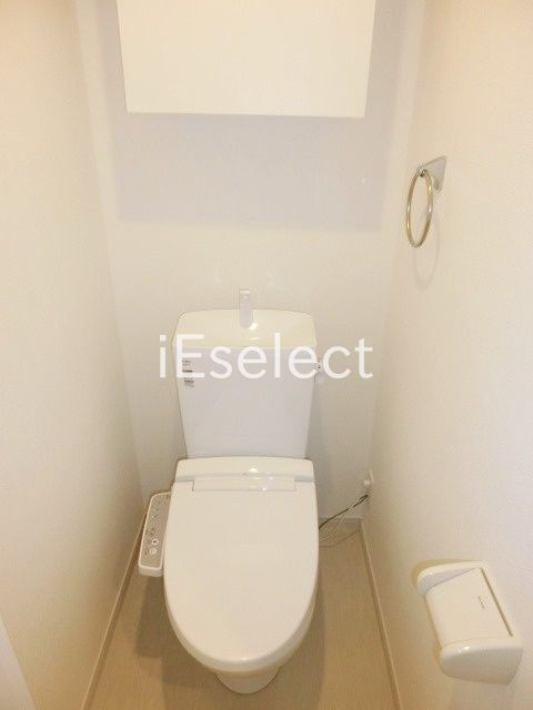 トイレ　温水洗浄機能付きのトイレです。