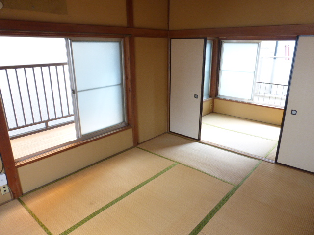 その他部屋・スペース　2F和室6帖～和室3帖　2面採光の明るい室内