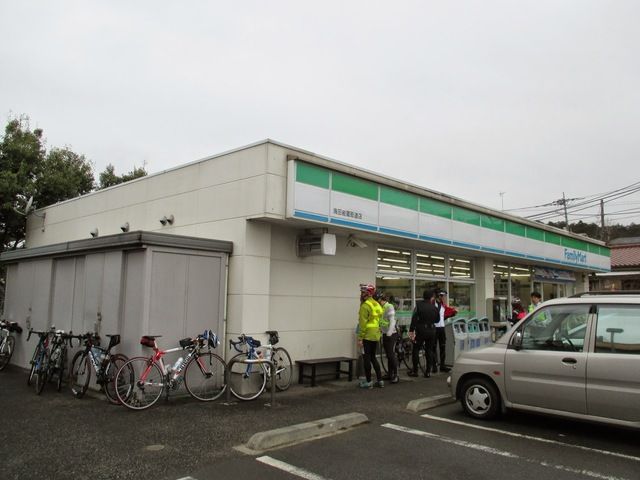 コンビニ　ファミリーマート海田岩蔵街道店（コンビニ）まで830m