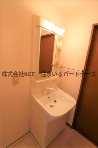 洗面設備　明るい洗面所です