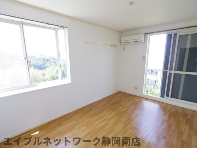 居室・リビング　こちらのリビングで趣味の時間をお楽しみください