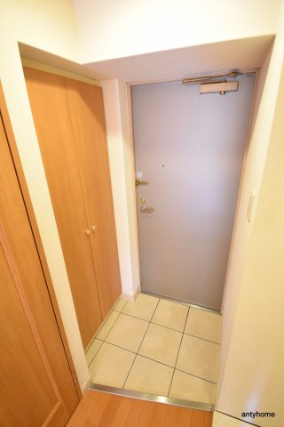地下鉄御堂筋線 西中島南方駅 徒歩8分 9階建 築22年の玄関写真