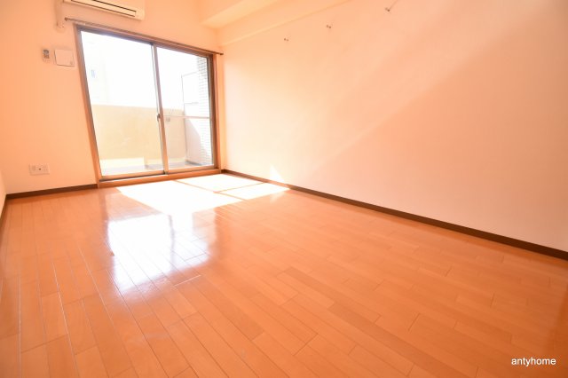 地下鉄御堂筋線 西中島南方駅 徒歩8分 9階建 築22年の居間写真