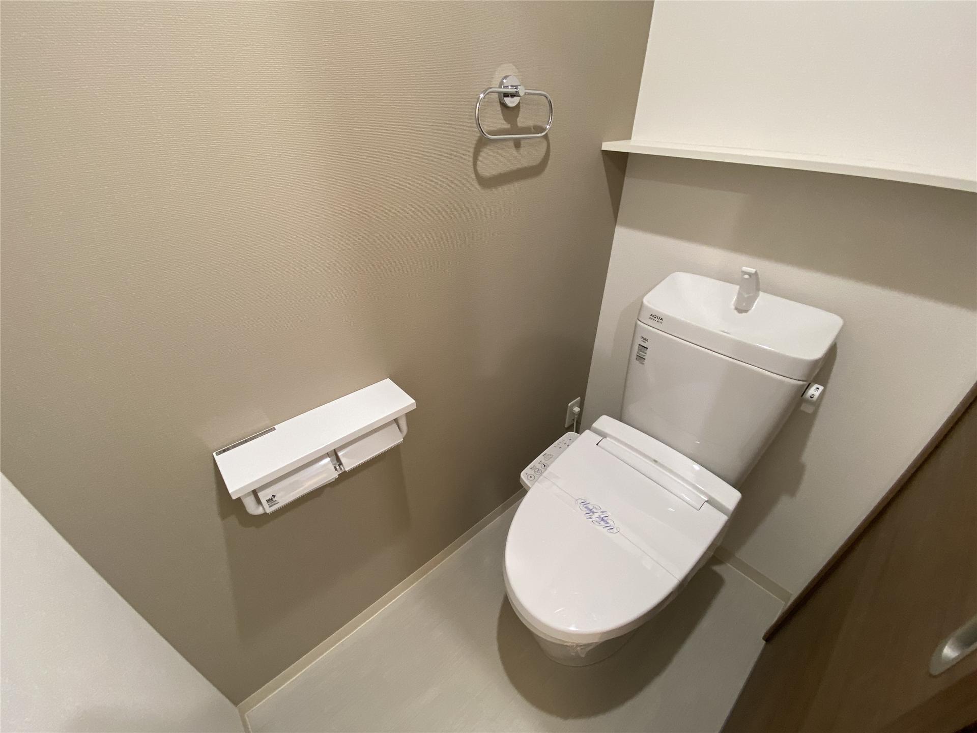 トイレ　小物が置けるトイレットペーパーホルダー付きです