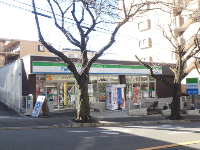 コンビニ　ファミリーマート（コンビニ）まで320m