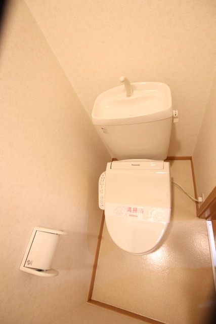 トイレ　温水洗浄便座機能付きのトイレ