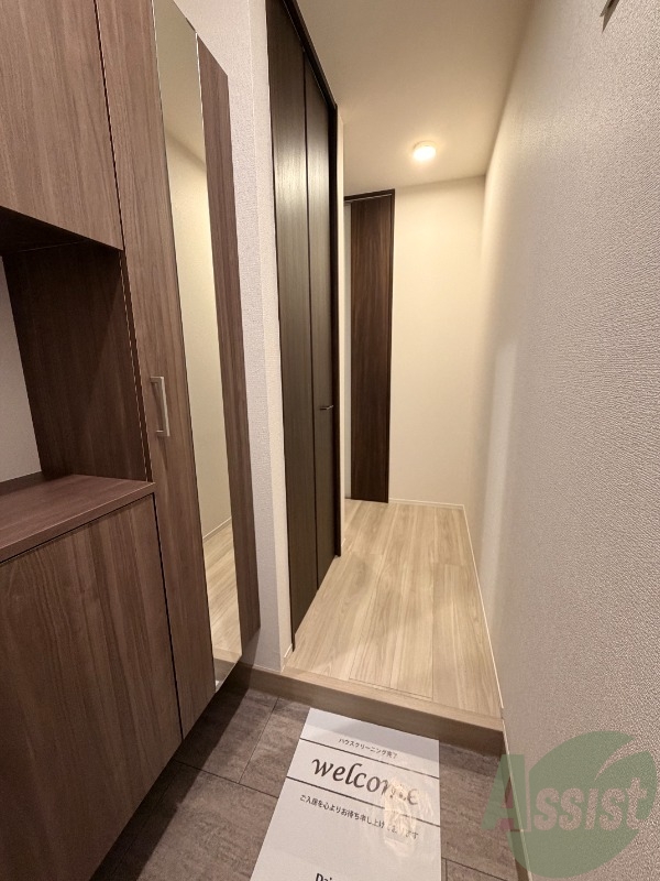 玄関　玄関からはこんな感じ。広々とした空間ですね。