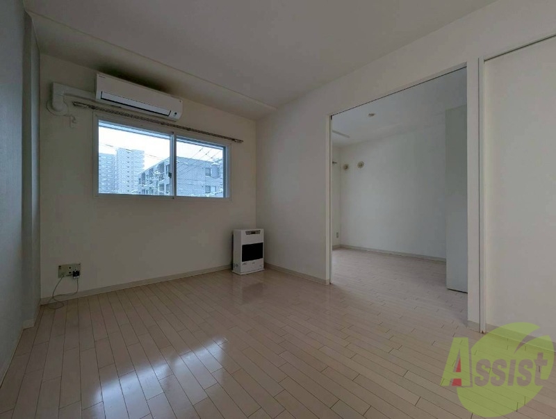居室・リビング　広くてキレイなお部屋が広がっていて、充実した生活が送れそう。