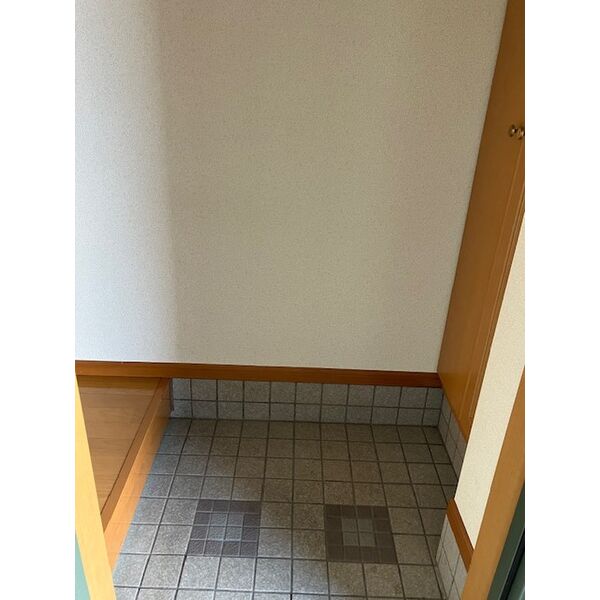 玄関　同建物の写真です(現況優先とします)