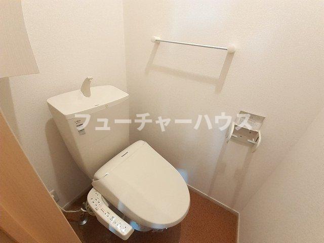 トイレ　落ち着いた色調のトイレです