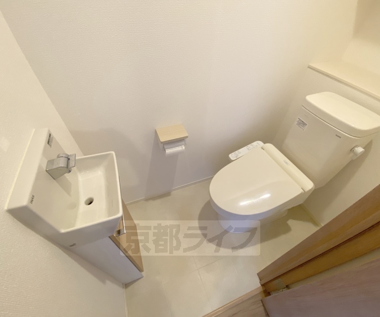 トイレ　洗浄機能付きトイレです。独立手洗いあります。