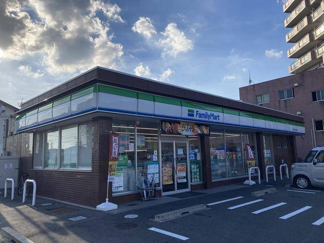 コンビニ　ファミリーマート春日井八事町店（コンビニ）まで215m