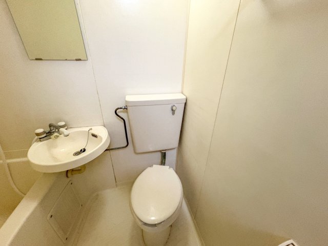 地下鉄中央線 九条駅 徒歩7分 9階建 築37年のトイレ写真