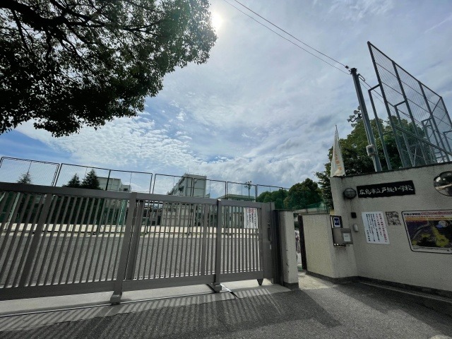 小学校　広島市立戸坂小学校（小学校）まで563m