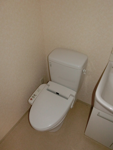 トイレ　シャワートイレも標準簿装備。