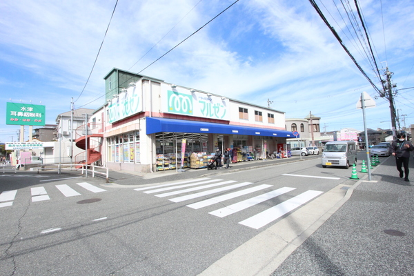 ドラックストア　ココカラファインプラスイズミヤ昆（ドラッグストア）まで805m