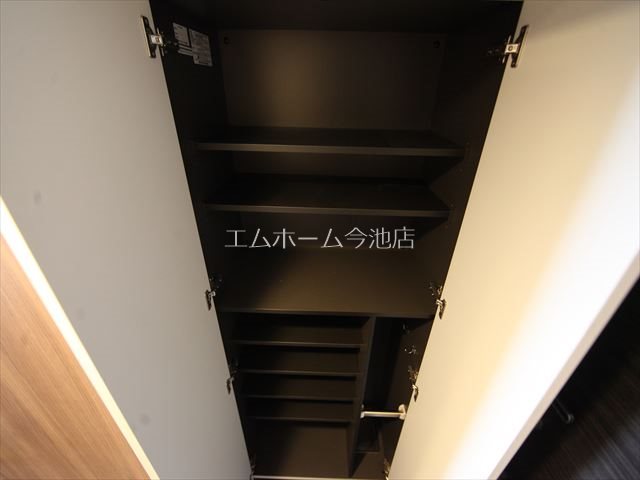 玄関　玄関　シューズボックス付（収納充実してます）