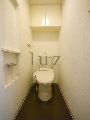トイレ　温水洗浄便座完備のトイレです。