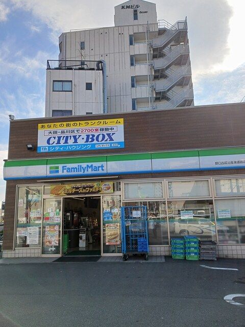 コンビニ　ファミリーマート（コンビニ）まで325m