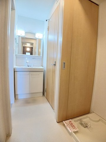 洗面設備　明るい洗面所です