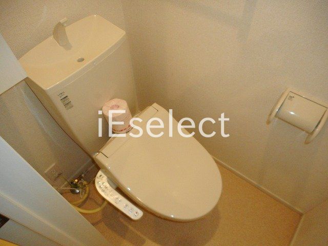 トイレ　温水洗浄便座付きのトイレです