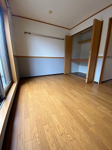 居室・リビング　広い収納が付いています。洋室からバルコニーがつながっている