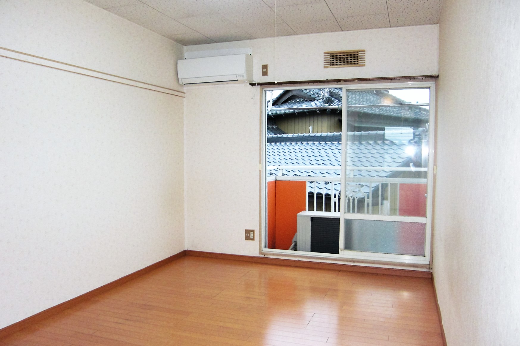 居室・リビング　和室→洋室！リフォーム済みです。