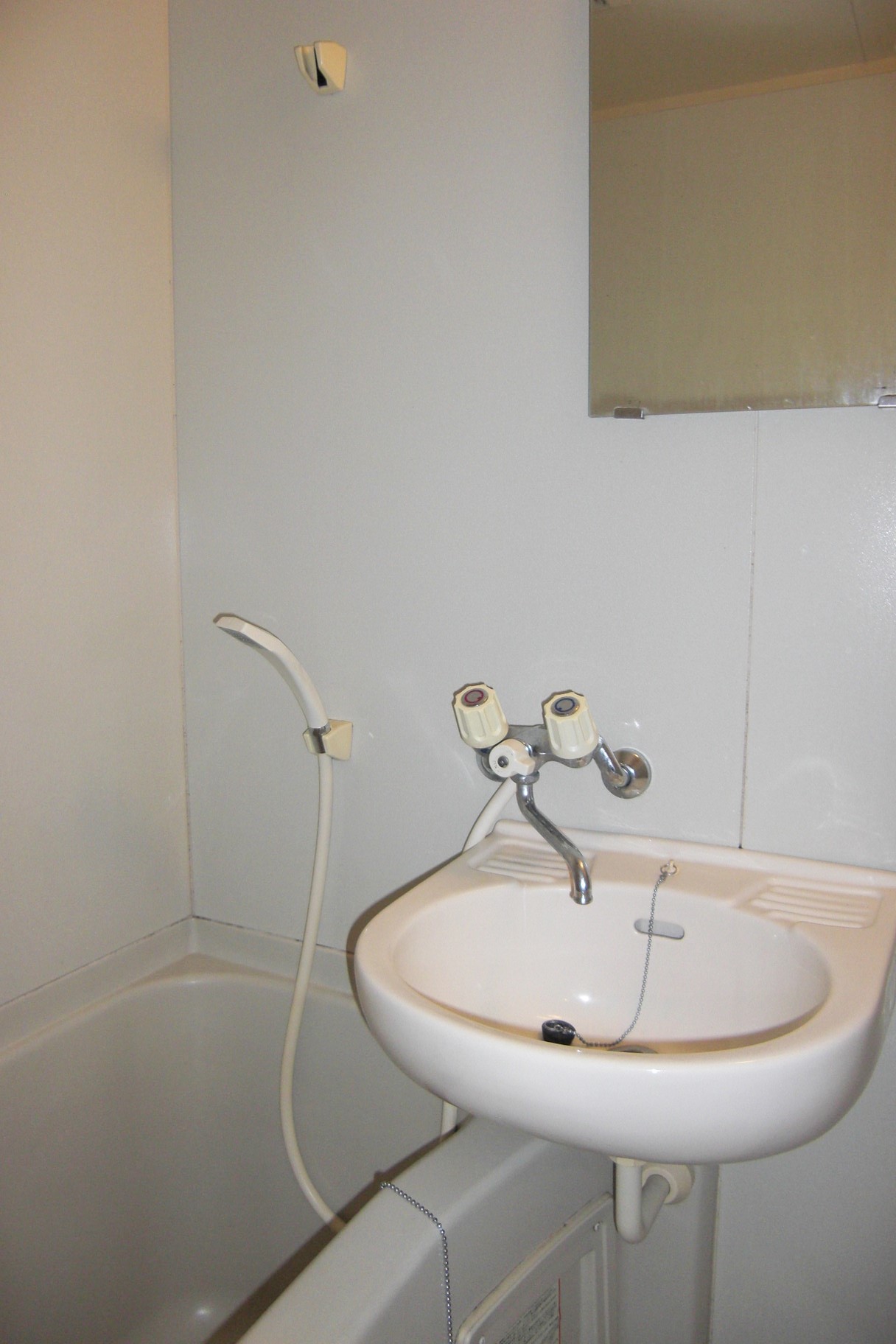 洗面設備　洗面台とお風呂が一緒にあります！