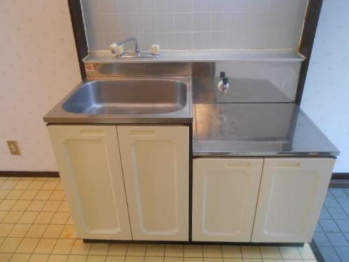 キッチン　独立型のキッチン。ガガスコンロ対応。