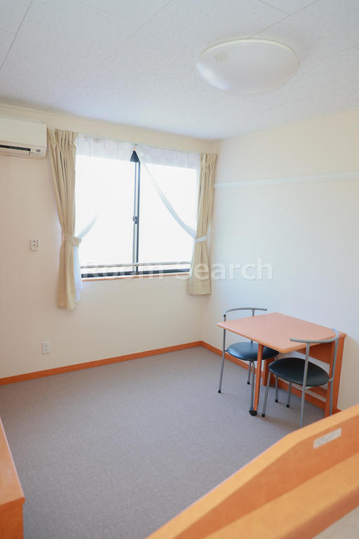 居室・リビング　机折り畳み式、カーテン、エアコン付き