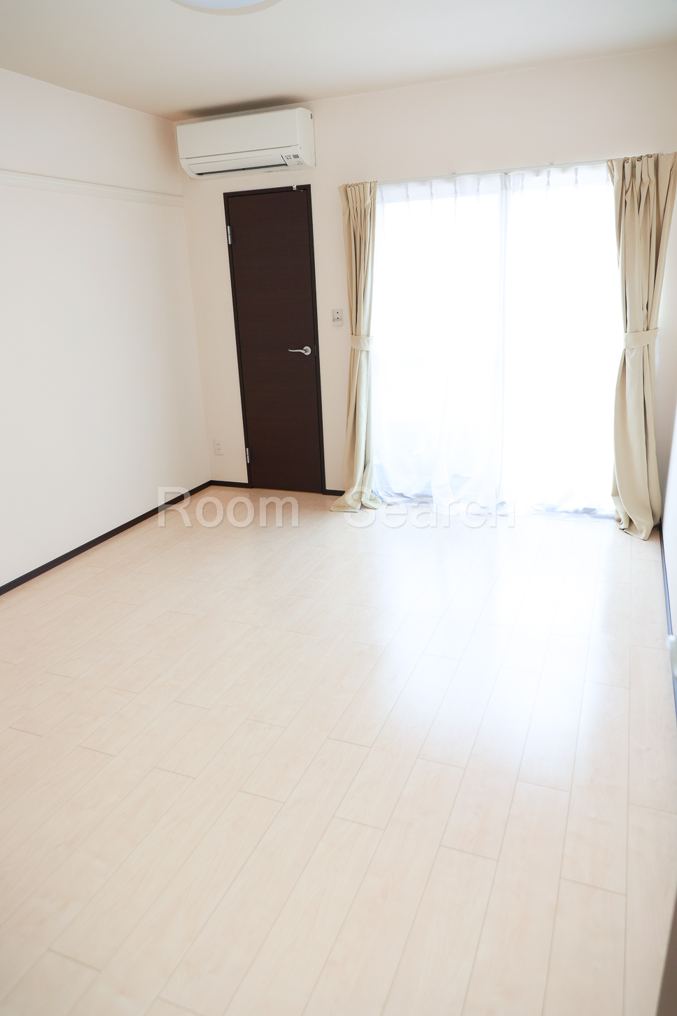 居室・リビング　室内内装色が異なる場合があります。