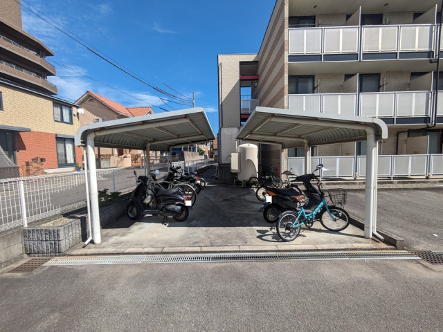 【松山市居相のマンションの駐車場】