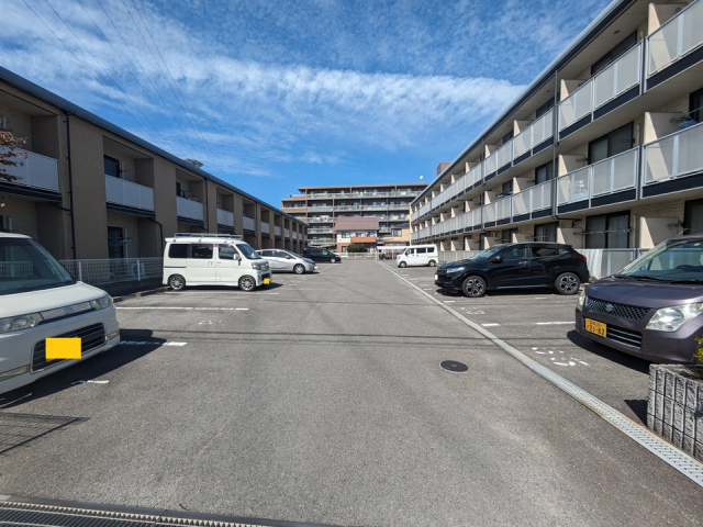 【松山市居相のマンションの駐車場】