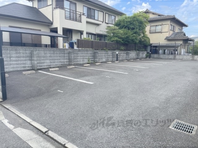 【相楽郡精華町桜が丘のアパートの駐車場】