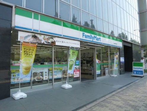 コンビニ　ファミリーマート市谷本村町店（コンビニ）まで247m