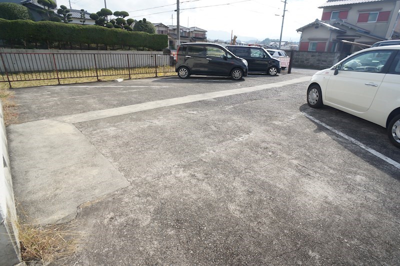 【コーポ白鳥の駐車場】