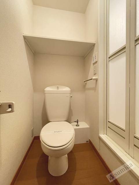 トイレ　人気アイテムの温水洗浄便座。清潔感のあるトイレです。