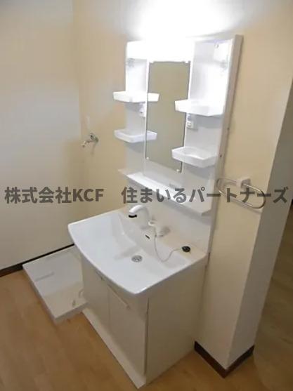 洗面設備　明るい洗面所です