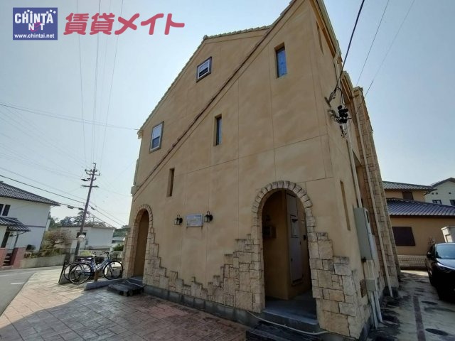 鈴鹿市北江島町のアパートの建物外観