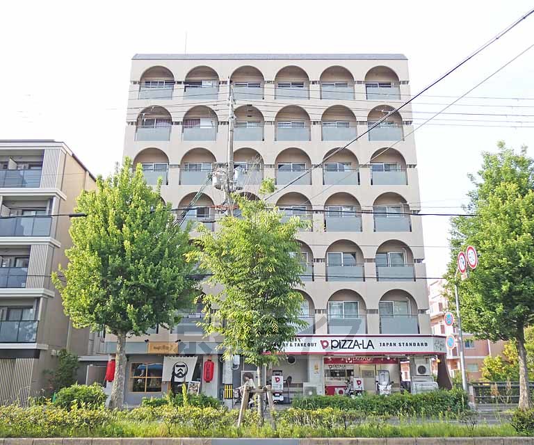 京都市北区衣笠東御所ノ内町のマンションの建物外観