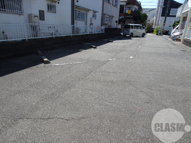 【堺市東区日置荘西町のアパートの駐車場】