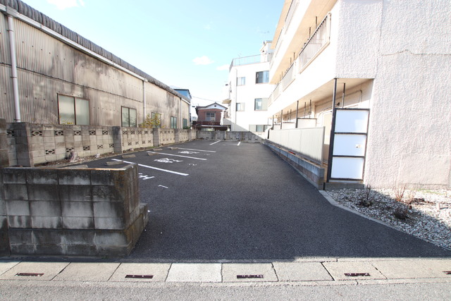 【草加市青柳のマンションの駐車場】