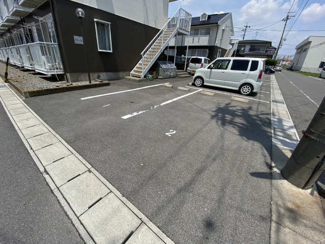 【クレールIの駐車場】