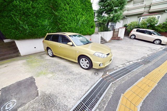 【横浜市旭区鶴ケ峰のマンションの駐車場】