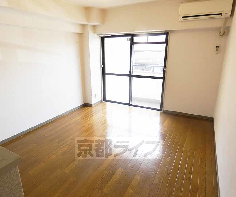 居室・リビング　落ち着いた雰囲気のお部屋です