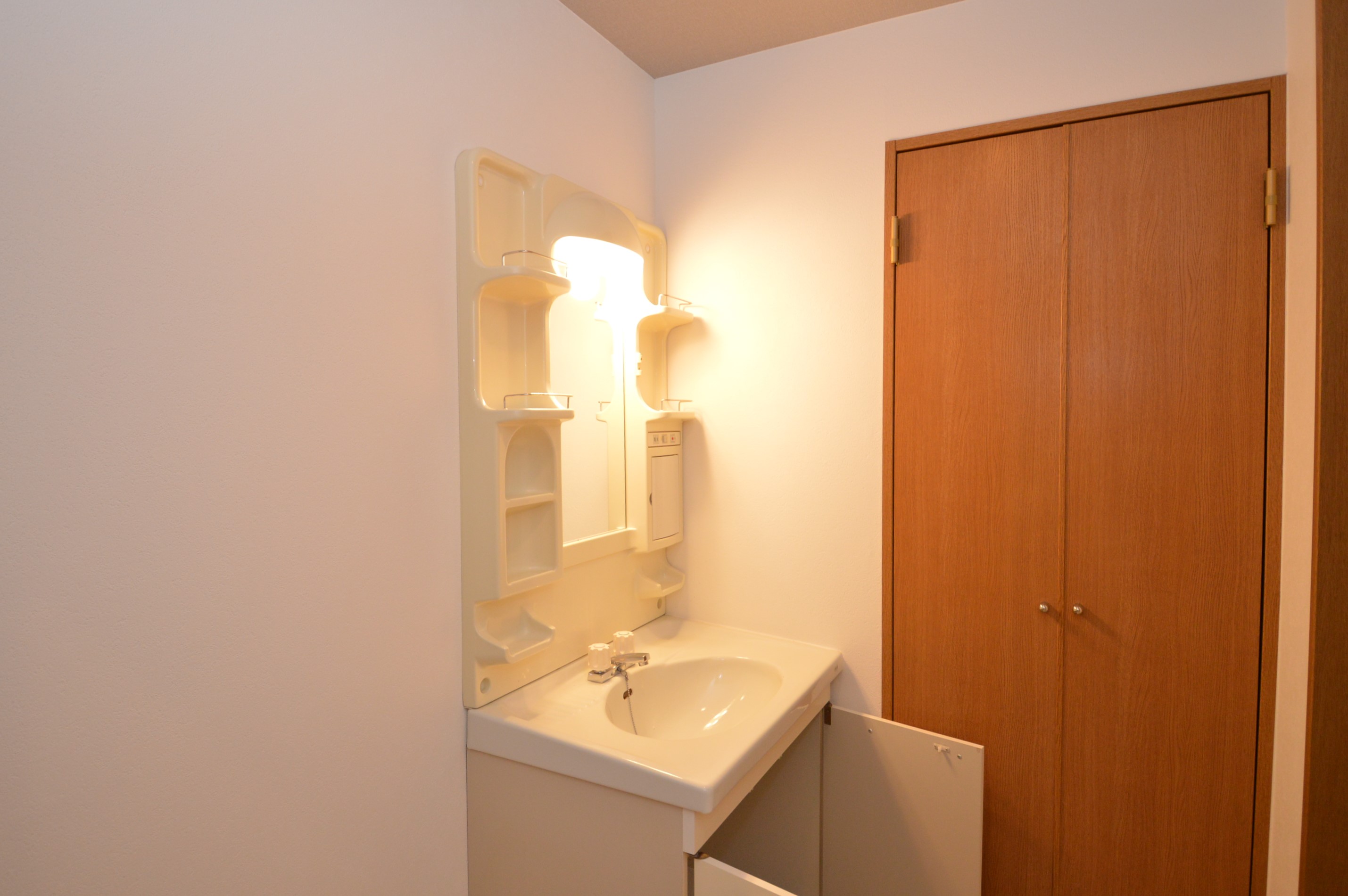 洗面設備　（参考）他室の写真を使用しています。現況優先となります。